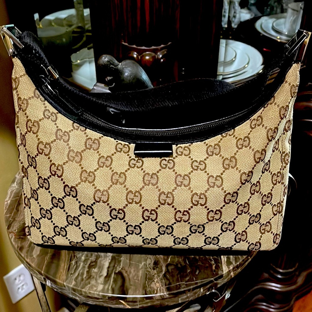 Authentic Gucci Hand Bag Can be Worn as a Shoulder Bag Or Cross Body. Original